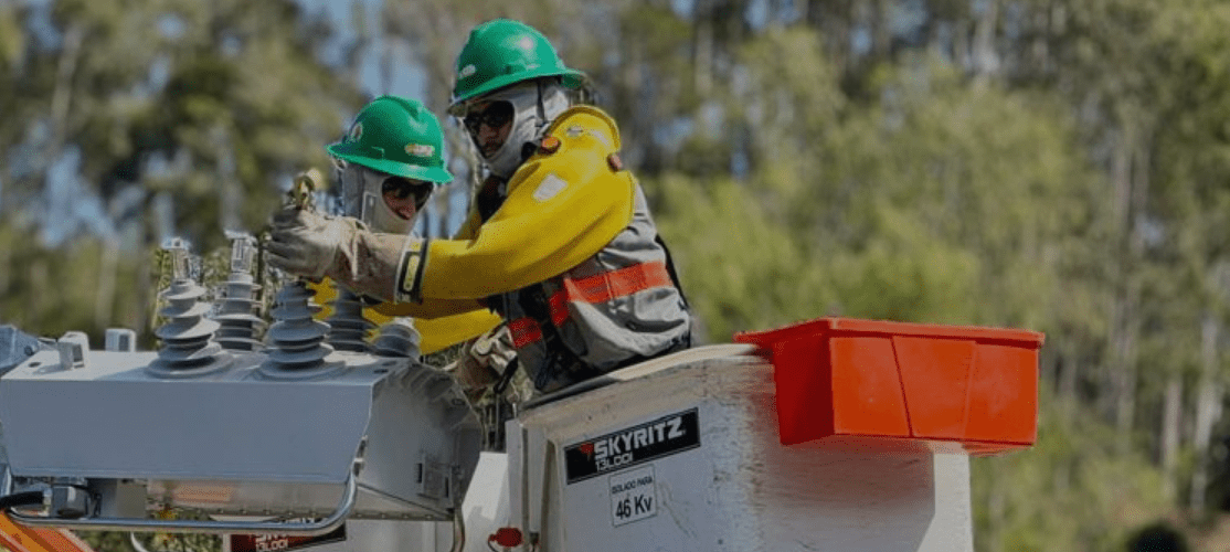Equipe da Cedrap trabalhando na rede elétrica
