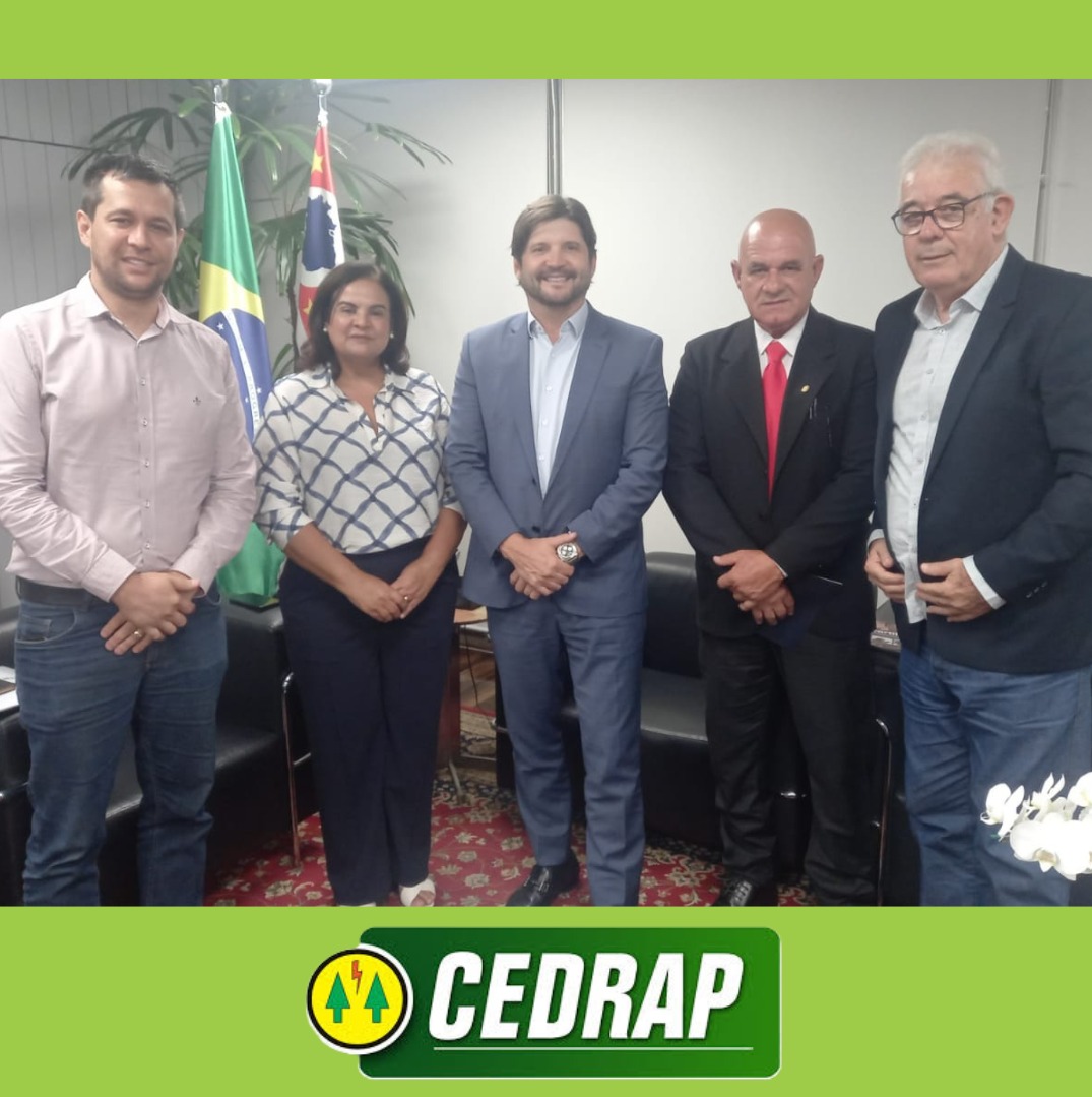 José Edson esteve acompanhado da prefeita de Paraibuna, Professora Helô, do vice, Tales Vitório e do assessor da cooperativa, jornalista Dirceu Plenamente.